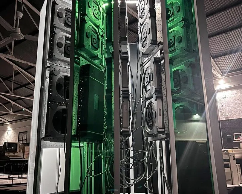 A Cray-1 supercomputer replica from 30 "obsolete" Mac Minis